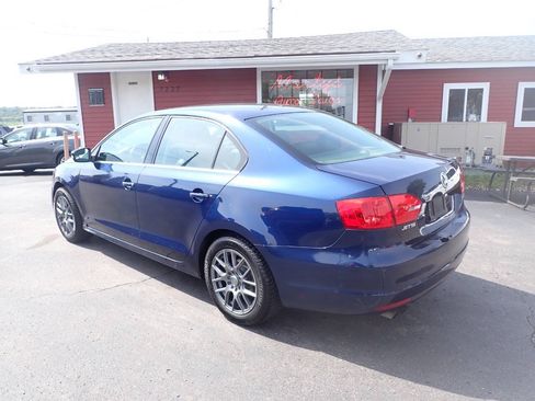 Used 2013 Volkswagen Jetta SE FWD image 4