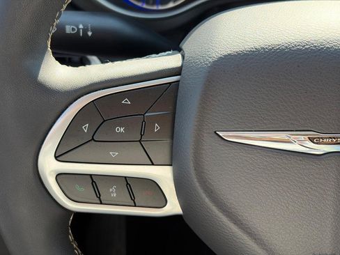 Used 2024 Chrysler Pacifica Touring-L FWD image 26