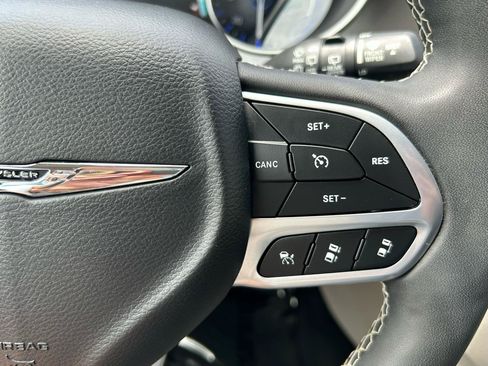 Used 2023 Chrysler Pacifica Touring-L FWD image 31