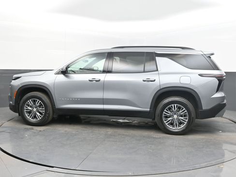 Used 2025 Chevrolet Traverse LT image 7