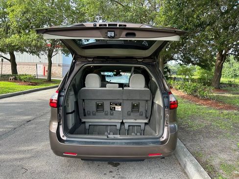 Used 2020 Toyota Sienna LE FWD image 11