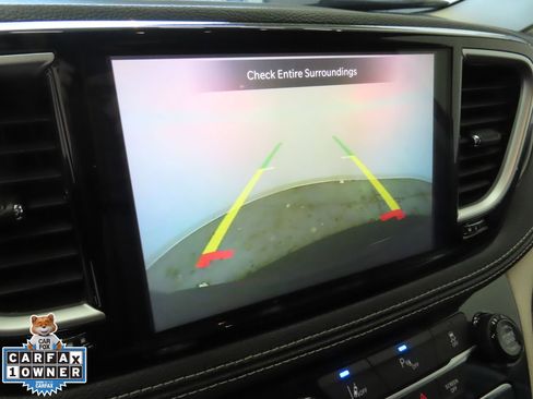 Used 2024 Chrysler Pacifica Select image 19