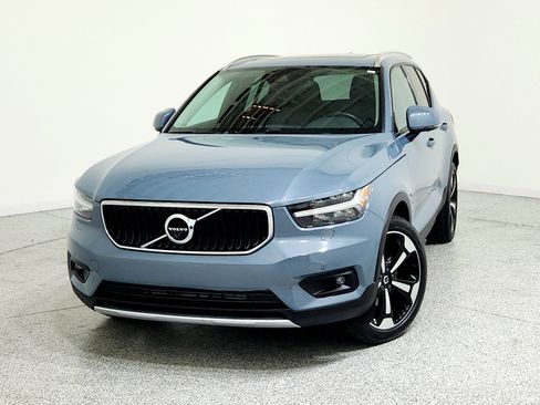 Used 2021 Volvo XC40 T5 Momentum image 2