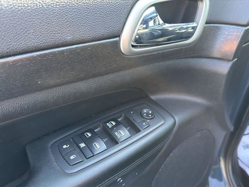 Used 2017 Jeep Grand Cherokee Altitude AWD/4WD image 9