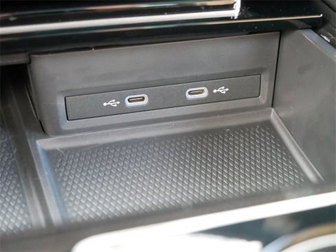 Certified 2024 Volkswagen Atlas Cross Sport SE w/ Panoramic Sunroof Package image 32