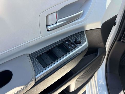 New 2026 Toyota Sienna XLE image 13
