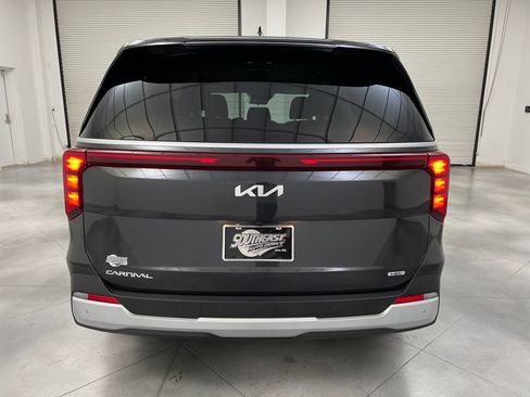 Used 2026 Kia Carnival LXS FWD image 8