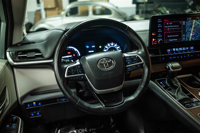 Used 2024 Toyota Sienna XLE w/ XLE Plus Package FWD image 16