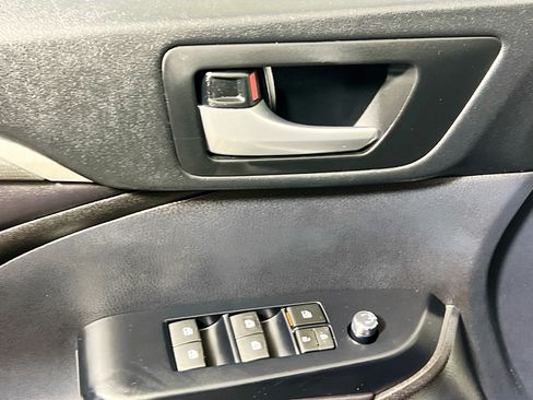 Used 2018 Toyota Highlander SE FWD image 16