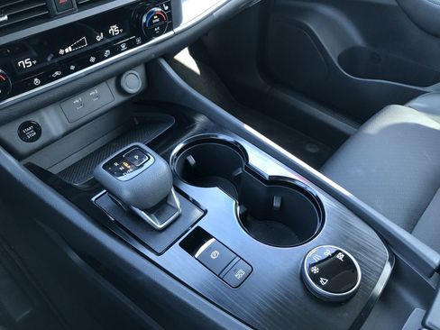 Used 2025 Nissan Rogue SV w/ SV Premium Package image 19