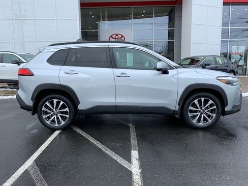 Used 2023 Toyota Corolla Cross XLE w/ Convenience Package image 2