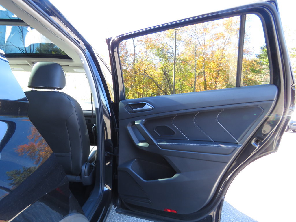 Used 2022 Volkswagen Tiguan SE w/ Panoramic Sunroof Package AWD/4WD image 15