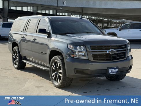 Used 2019 Chevrolet Suburban LT w/ RST Edition image 2