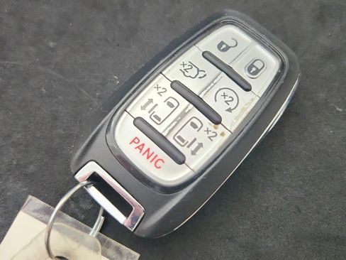 Used 2023 Chrysler Pacifica Touring-L FWD image 13