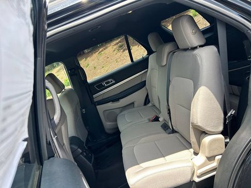 Used 2018 Ford Explorer XLT AWD/4WD image 39