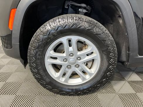 Used 2023 Jeep Grand Cherokee Laredo AWD/4WD image 11