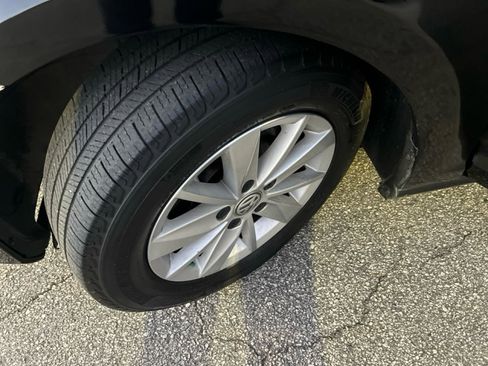 Used 2016 Volkswagen Golf S image 24