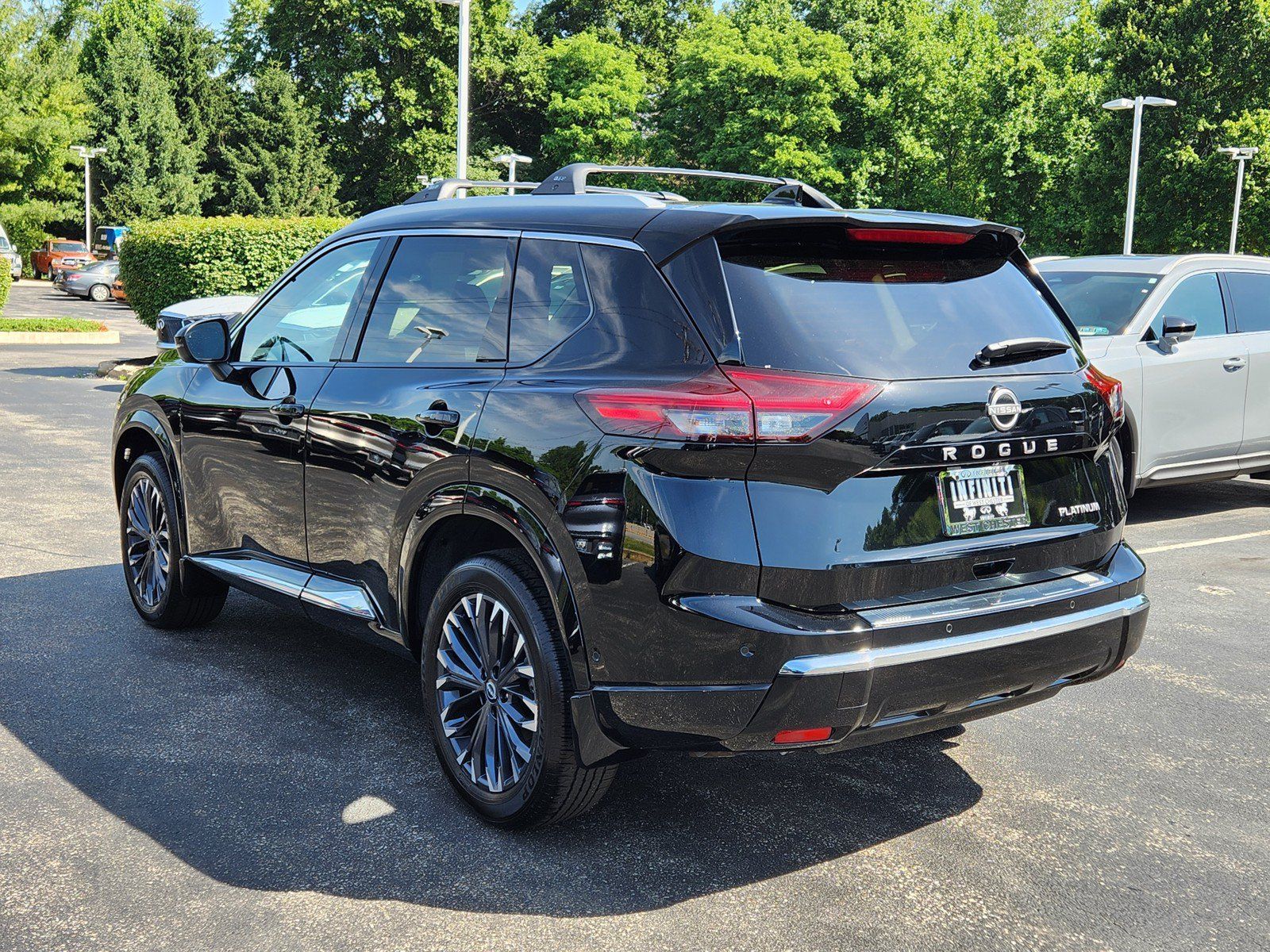 Used 2025 Nissan Rogue Platinum FWD image 3