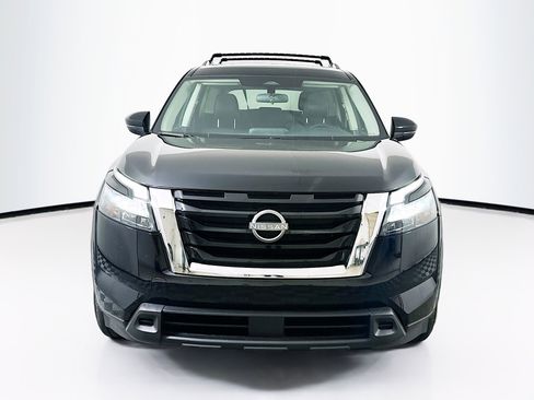 Used 2024 Nissan Pathfinder SV image 2