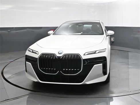 New 2026 BMW 750e xDrive w/ Premium Package image 30