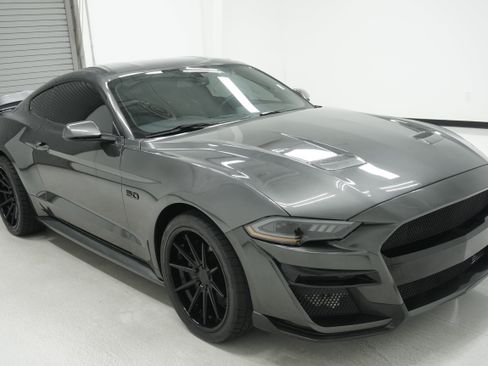 Used 2018 Ford Mustang GT Premium RWD image 3
