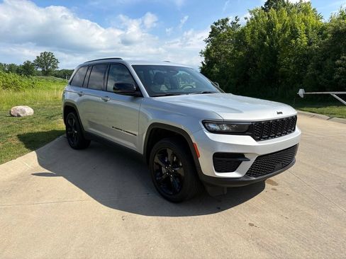 Used 2024 Jeep Grand Cherokee Altitude AWD/4WD image 11