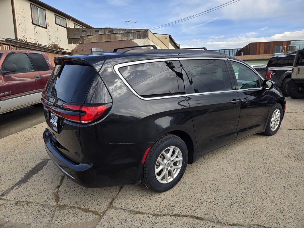 Used 2022 Chrysler Pacifica Touring-L FWD image 10