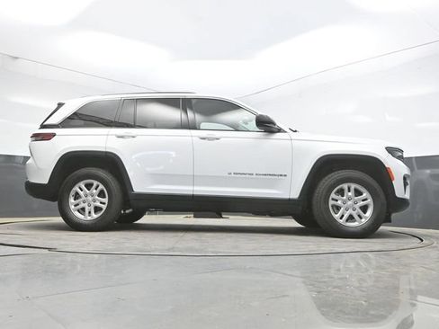Used 2022 Jeep Grand Cherokee Laredo AWD/4WD image 42