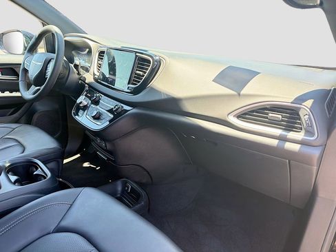 Used 2025 Chrysler Pacifica Select FWD image 28