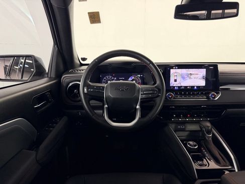 Used 2025 Chevrolet Colorado Z71 w/ Technology Package AWD/4WD image 17