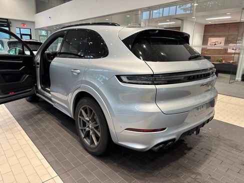 Used 2025 Porsche Cayenne AWD/4WD image 9