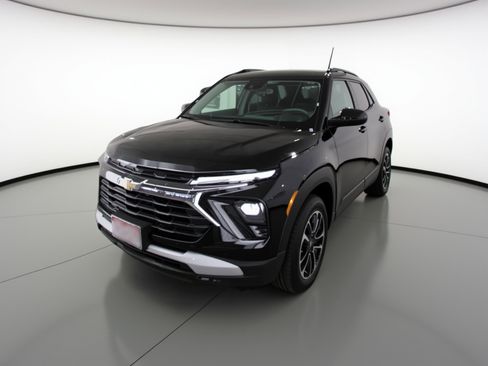 Used 2025 Chevrolet TrailBlazer LT w/ Driver Confidence Package AWD/4WD image 3