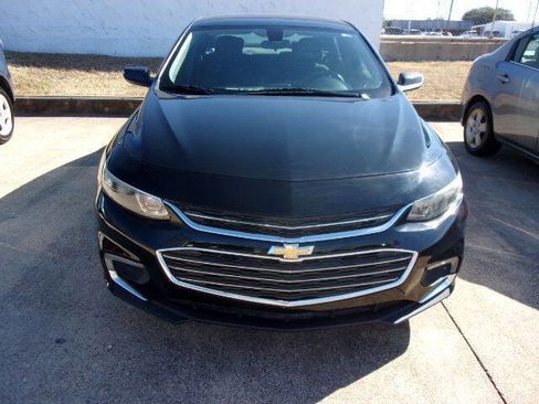Used 2017 Chevrolet Malibu LT FWD image 2