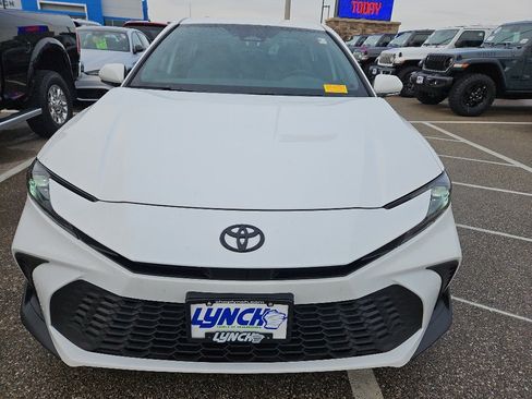 Used 2025 Toyota Camry SE image 2