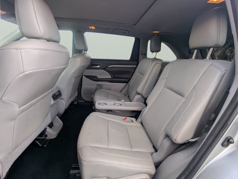 Used 2018 Toyota Highlander Limited Platinum FWD image 17