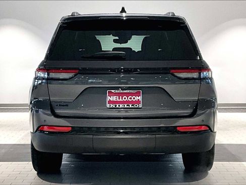 Used 2023 Jeep Grand Cherokee Altitude image 9