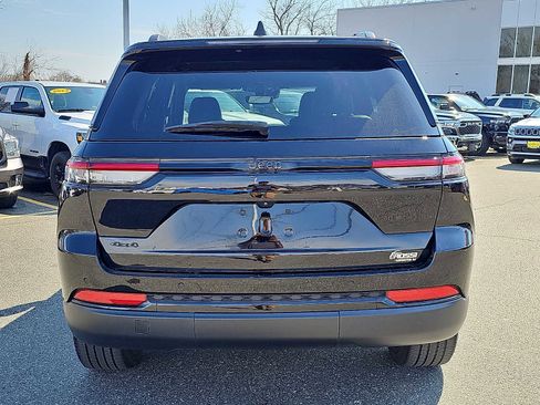 Used 2023 Jeep Grand Cherokee Altitude image 5