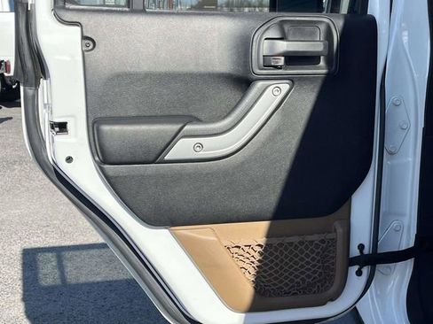 Used 2016 Jeep Wrangler Unlimited Sahara image 17