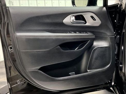 Used 2025 Chrysler Pacifica Limited FWD image 23
