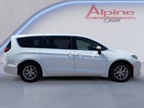 Used 2023 Chrysler Pacifica Touring-L FWD image 6