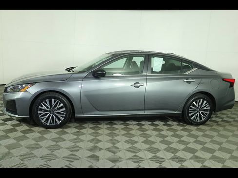 Used 2025 Nissan Altima 2.5 SV FWD image 12