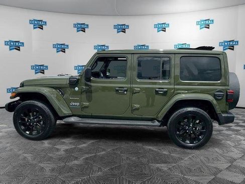 Used 2024 Jeep Wrangler Unlimited Sahara w/ Technology Group AWD/4WD image 2