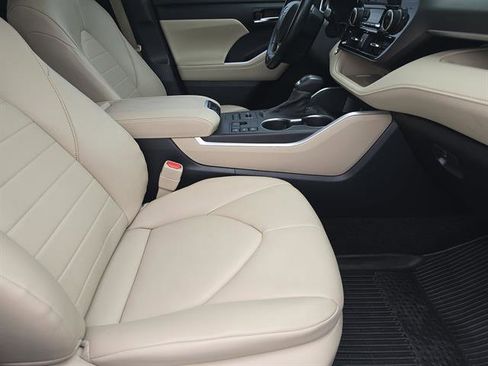 Used 2023 Toyota Highlander XLE image 15