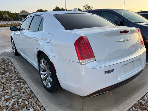 Used 2020 Chrysler 300 Touring w/ Chrome Appearance Package RWD image 4