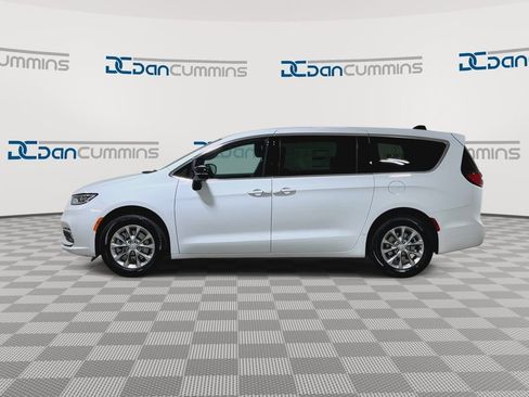 New 2026 Chrysler Pacifica Select AWD/4WD image 5