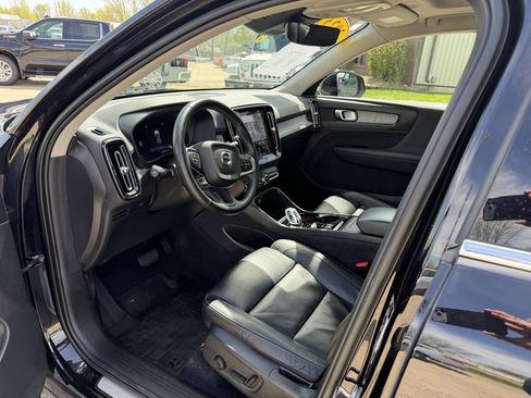 Used 2023 Volvo XC40 B5 Plus AWD/4WD image 12