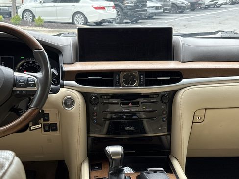 Used 2017 Lexus LX 570 4WD w/ Luxury Package image 31