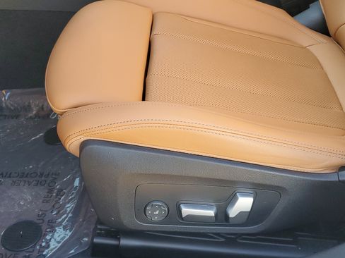 Certified 2023 BMW 330i xDrive Sedan w/ Convenience Package image 9