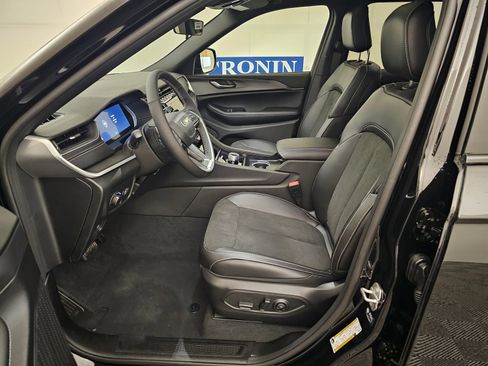 New 2025 Jeep Grand Cherokee 4WD image 12