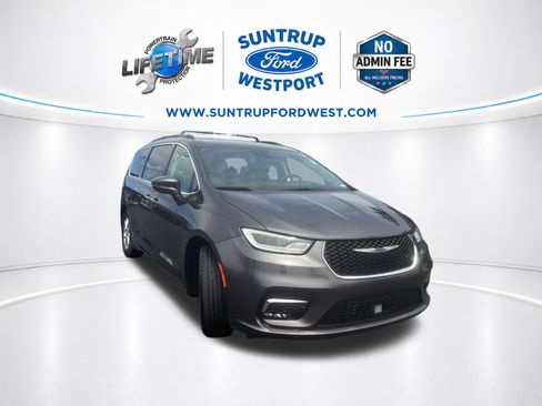 Used 2022 Chrysler Pacifica Touring-L FWD image 2